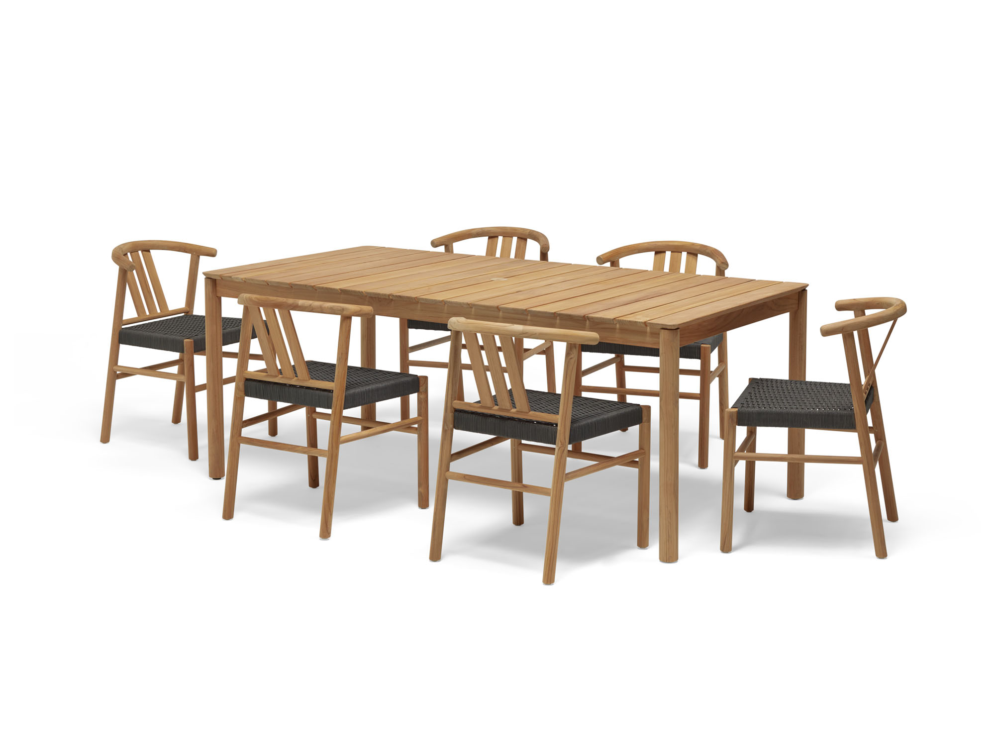Vue d'angle avant d'une table et de chaises de salle à manger extérieures rectangulaires
